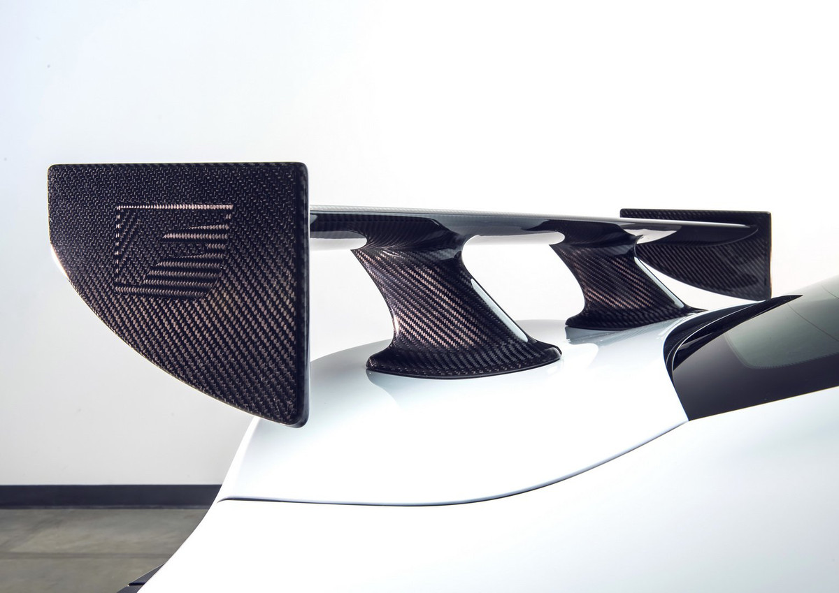 Đi kèm với đó là giá treo động cơ cứng hơn, ngoài việc giảm trọng lượng đến từ việc lắp đặt 1 nửa trục rỗng ở phía sau, hệ thống điều hoà nhỏ hơn, hệ thống treo được được cứng hơn nhờ làm khung gỡ làm bằng nhôm.