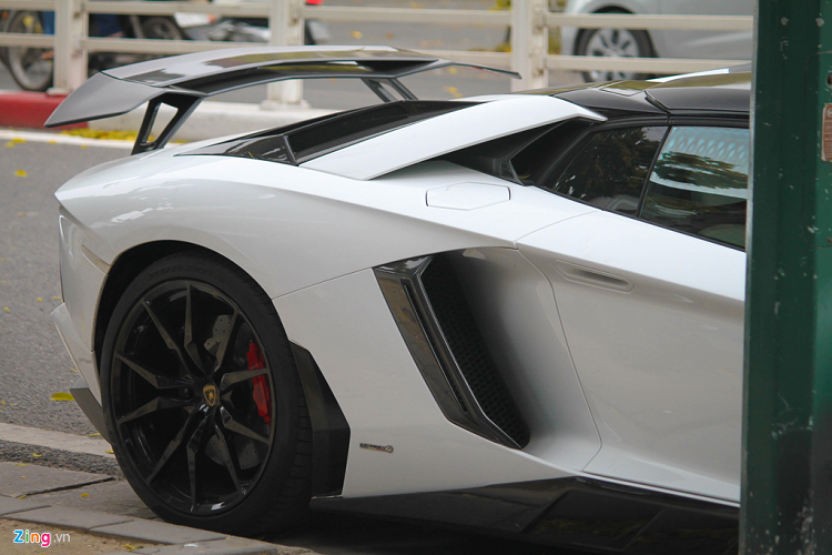 Các chi tiết bằng carbon của Novitec còn xuất hiện bên trong ca-bin như ốp chấu vô-lăng, lẫy chuyển số, ốp bảng đồng hồ, ốp bảng điều khiển trung tâm và tay nắm cửa. Các chi tiết này có giá từ 1.700 USD đến 3.500 USD. 