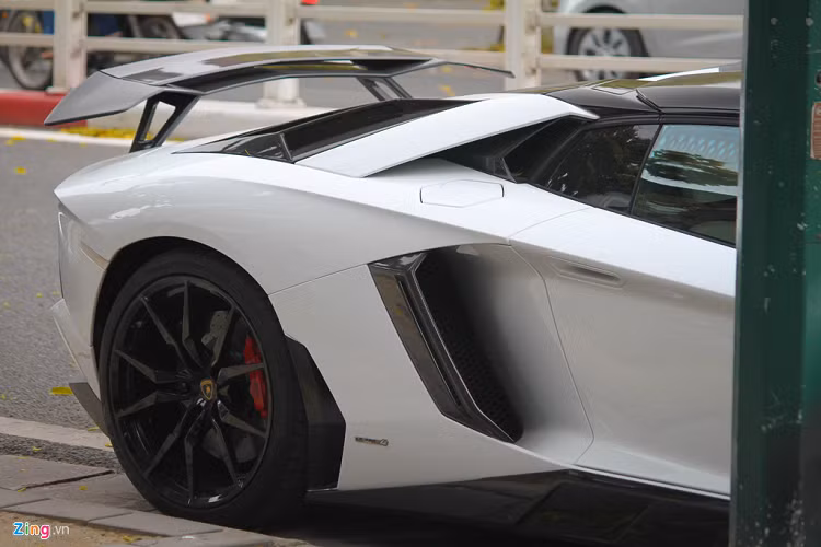 Các chi tiết bằng carbon của Novitec còn xuất hiện bên trong ca-bin như ốp chấu vô-lăng, lẫy chuyển số, ốp bảng đồng hồ, ốp bảng điều khiển trung tâm và tay nắm cửa. Các chi tiết này có giá từ 1.700 USD đến 3.500 USD. 