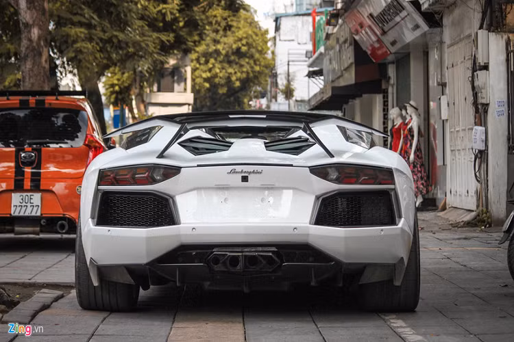 Đây là chiếc xe Lamborghini Aventador Roadster thứ 3 cập bến Việt Nam và từng tham gia Car Passion 2018 trong đội hình phía Bắc. Sau đó, siêu xe này được đưa vào Sài Gòn bởi doanh nhân Nguyễn Quốc Cường và trở lại Hà Nội sau đó không lâu. 