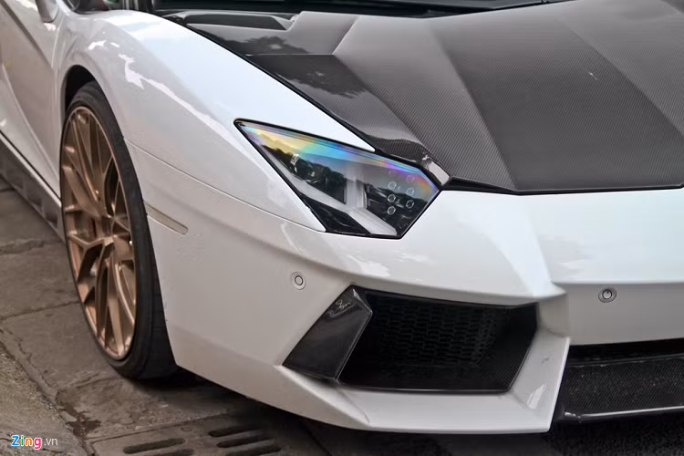 Lamborghini Aventador Roadster LP700-4 sử dụng động cơ V12 6.5L, sản sinh công suất 700 mã lực và mô-men xoắn 690 Nm. 