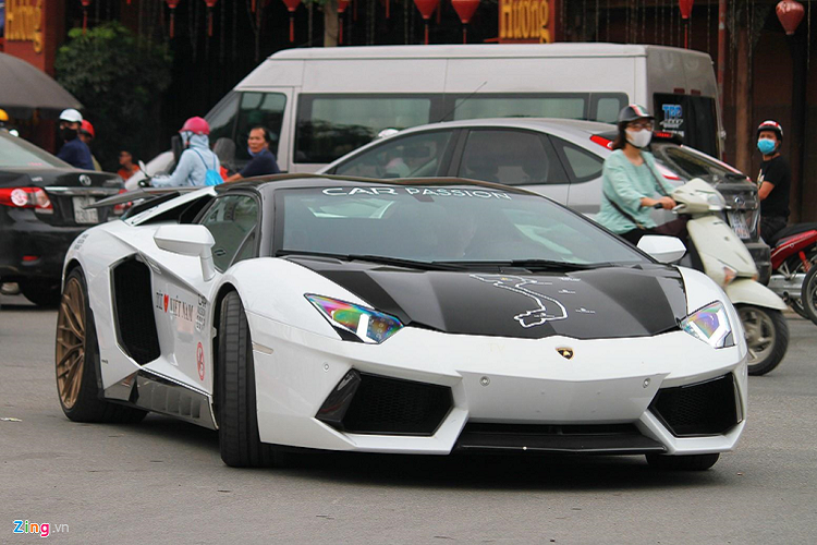Ở thời điểm năm 2015, chiếc Lamborghini Aventador Roadster đầu tiên cập bến Việt Nam có giá khoảng 1,1 triệu USD, tương đương khoảng 25 tỷ đồng. 