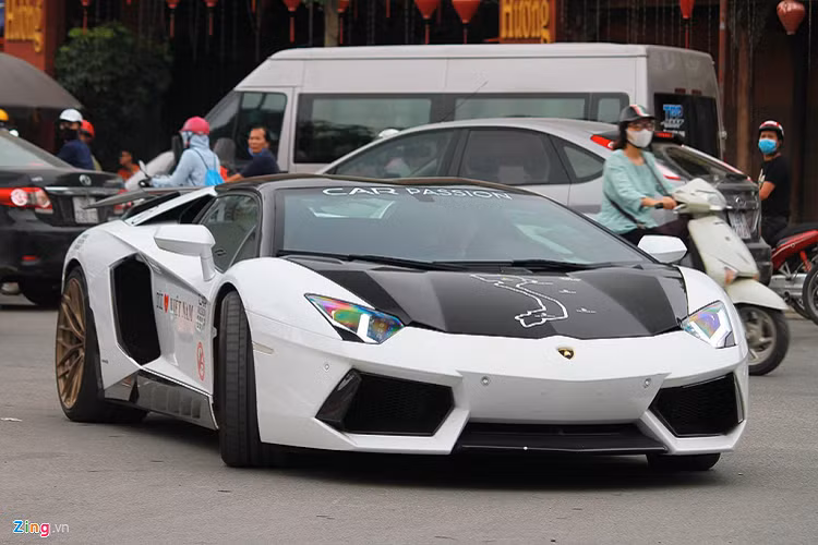 Ở thời điểm năm 2015, chiếc Lamborghini Aventador Roadster đầu tiên cập bến Việt Nam có giá khoảng 1,1 triệu USD, tương đương khoảng 25 tỷ đồng. 