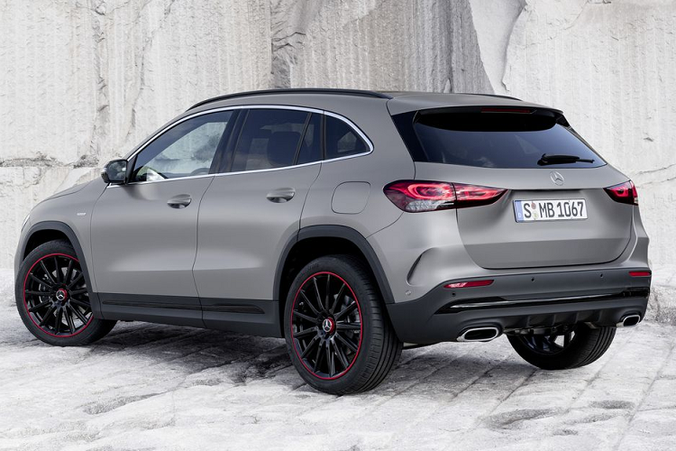 Mercedes-Benz cho biết, GLA 2021 được trang bị rất nhiều công nghệ tiên tiến như gói hỗ trợ lái Driver Assistance Package, bao gồm các hệ thống giữ khoảng cách, hỗ trợ đánh lái, hỗ trợ giữ tốc độ giới hạn, hệ thống trợ lái, hỗ trợ giữ làn đường, hệ thống điều chỉnh tốc độ, cảnh báo điểm mù, phanh khẩn cấp, cảnh báo phương tiện cắt ngang...