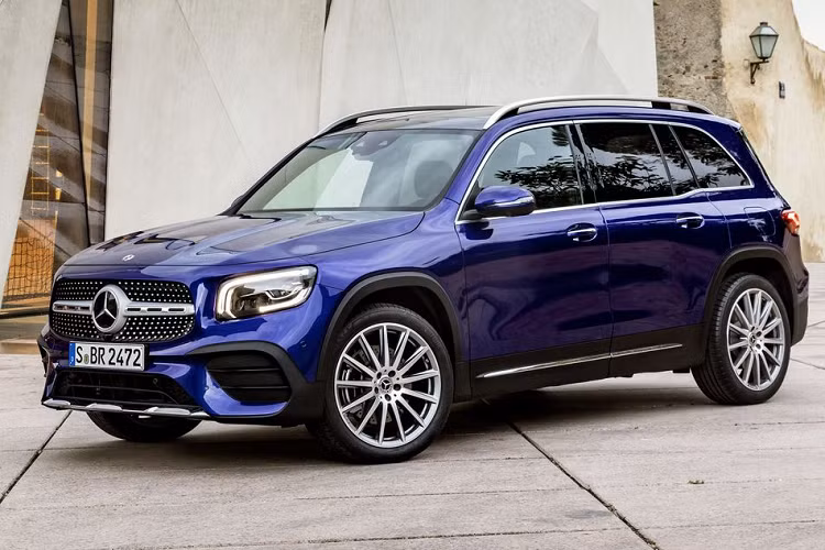  Mercedes-Benz GLB Được ra mắt lần đầu tiên tại Triển lãm ôtô Thượng Hải 2019 (Bản Concept), GLB - mẫu crossover 7 chỗ nằm giữa phân khúc của GLA và GLC nhanh chóng đón nhận sự quan tâm của khách hàng trên toàn cầu. Về truyền động, mẫu xe Mercedes-Benz GLB 2020 sở hữu khối động cơ xăng tăng áp 2.0 lít 4 xi-lanh, sản sinh công suất 221 mã lực và mô-men xoắn cực đại 350Nm, đi kèm là hộp số ly hợp kép 8 cấp và hệ dẫn động bốn bánh toàn thời gian 4Matic.