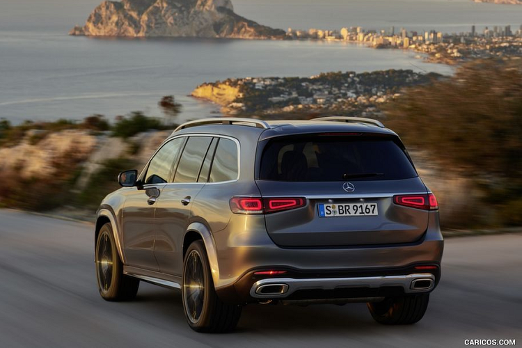 Về kích thước, so với mẫu xe tiền nhiệm, GLS mới dài hơn tới 76mm, chiều dài của bản 450 là 5.207mm còn bản 580 dài tới 5.212mm. Cả hai đều có chung trục cơ sở 3.134mm và chiều rộng 2.156mm. Nhờ sự gia tăng các tỷ lệ kích thước, GLS mới có thể chứa tới 7 hành khách, ngoài ra, người mua có thể chọn mua cấu hình 6 chỗ với hàng ghế thứ hai là hai ghế thuyền trưởng sang trọng như trên S-Class và mái kính toàn cảnh diện tích lớn hơn trước 50%.