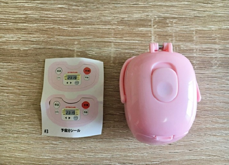 Người dùng @azukimilksan có hai con chim sẻ, một con là Milk và con còn lại là Azuki. Cả hai con đều học cách ăn gạo trong nồi cơm mini rất chuyên nghiệp. Theo Soranews24, giá của một chiếc nồi cơm như vậy hiện có giá 2,75 USD (hơn 60 ngàn đồng và nhà sản xuất cung cấp tới 6 màu sắc để bạn có thể lựa chọn.