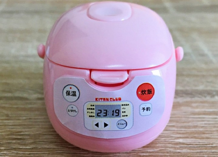 Đoạn video ghi lại cảnh con vẹt ăn gạo chưa nấu từ chiếc nồi cơm điện mini này đã thu hút rất nhiều lượt xem trên Twitter, cụ thể là hơn 1,8 triệu lượt xem. Một vài người chia sẻ: "Khi tôi lần đầu tiên nhìn thấy điều này, tôi không thể biết tôi đang nhìn một cái nồi cơm điện hay một con chim khổng lồ".