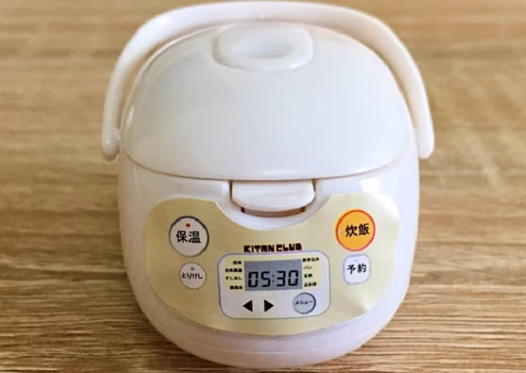 Mới đây tại Nhật Bản xuất hiện một loại đồ chơi nhái nồi cơm điện mới khá thú vị: Chúng có hình dạng y hệt một chiếc nồi cơm điện thu nhỏ vừa lòng bàn tay với nhiều chức năng đặc biệt, chỉ dành cho thú cưng. 