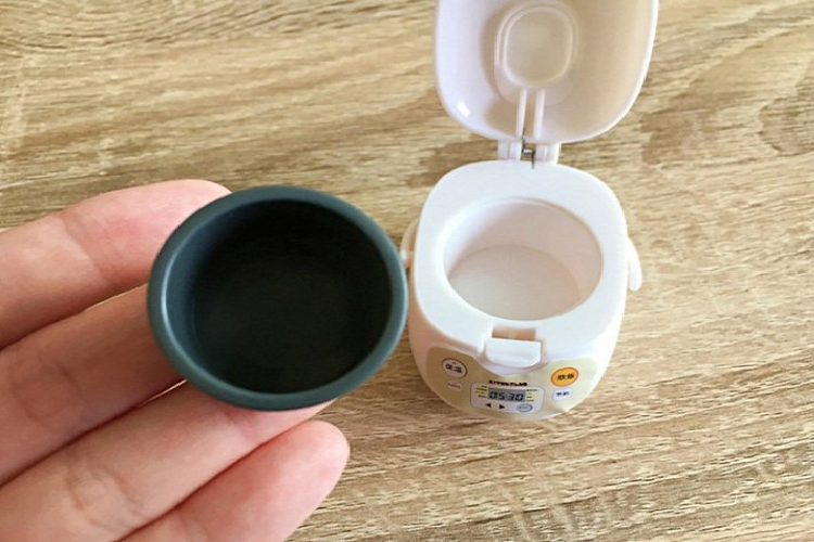 Theo người dùng Twitter @azukimilksan, thứ tốt nhất có thể bỏ vào chiếc nồi cơm điện mini này chính là gạo.