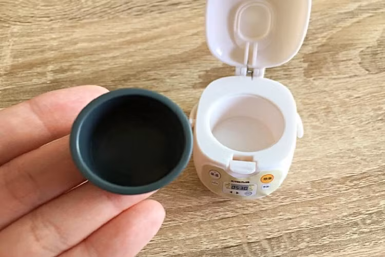 Theo người dùng Twitter @azukimilksan, thứ tốt nhất có thể bỏ vào chiếc nồi cơm điện mini này chính là gạo.