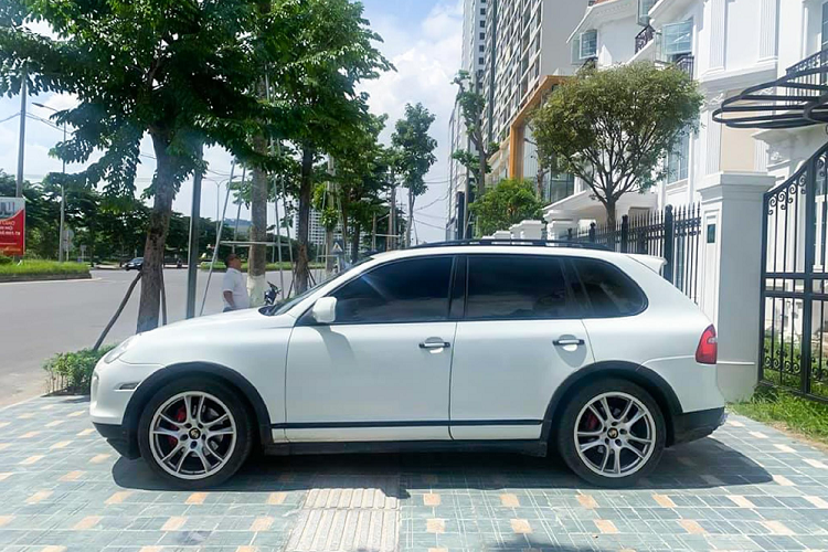 Cayenne GTS là một dòng SUV thiên hướng thể thao, hệ thống lái chính xác và sự ổn định hàng đầu nhờ vào hệ thống kiểm soát khung gầm chủ động Porsche (PDCC) ghi nhận độ trượt theo phương ngang của thân xe ngay từ thời điểm bắt đầu và xử lý ngăn ngừa trượt, bên cạnh giảm thiểu độ bất ổn theo phương ngang của xe trên địa hình gồ ghề.