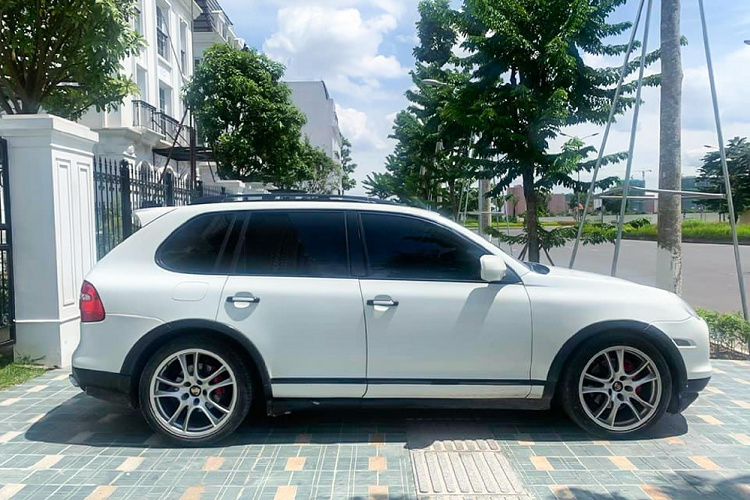 Là dòng SUV cao cấp, Porsche Cayenne GTS 2008 trong bài viết này sử dụng hệ thống treo khí nén cho phép nâng, hạ 20 mm chiều cao xe, hiệu chỉnh thể thao hơn với hệ thống quản lý treo chủ động Porsche Active Suspension Management (PASM).