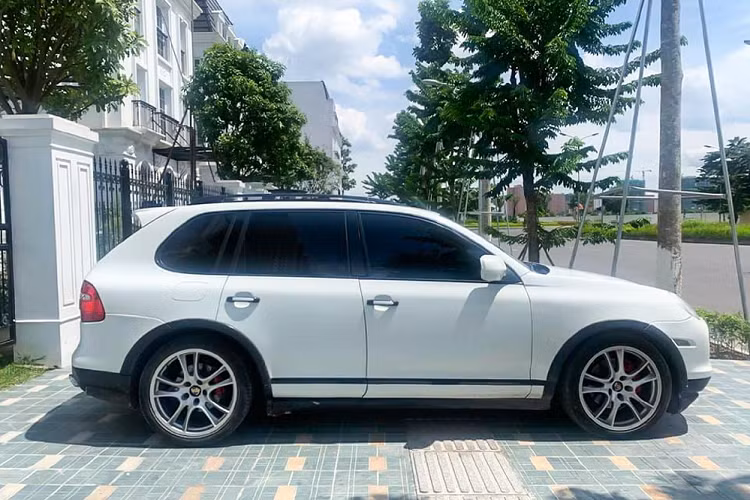 Là dòng SUV cao cấp, Porsche Cayenne GTS 2008 trong bài viết này sử dụng hệ thống treo khí nén cho phép nâng, hạ 20 mm chiều cao xe, hiệu chỉnh thể thao hơn với hệ thống quản lý treo chủ động Porsche Active Suspension Management (PASM).