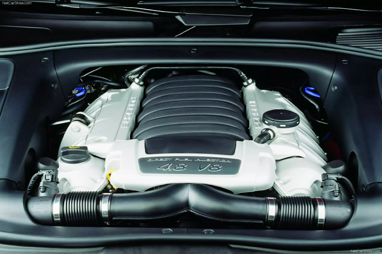 Mặc dù công suất này khiêm tốn hơn so với phiên bản Cayenne Turbo mạnh 500 mã lực, nhưng GTS có được sự cân bằng về sức mạnh và âm thanh tuyệt vời từ động cơ V8 DOHC hút khí tự nhiên (N/A). Cayenne GTS 2008 sử dụng hộp số tự động 6 cấp (6AT; có phiên bản sử dụng số sàn 6 cấp) đi cùng với hệ dẫn động 4 bánh toàn thời gian, chiếc SUV hạng sang nước Đức này có thể tăng tốc từ 0 – 100 km/h trong 6 giây.