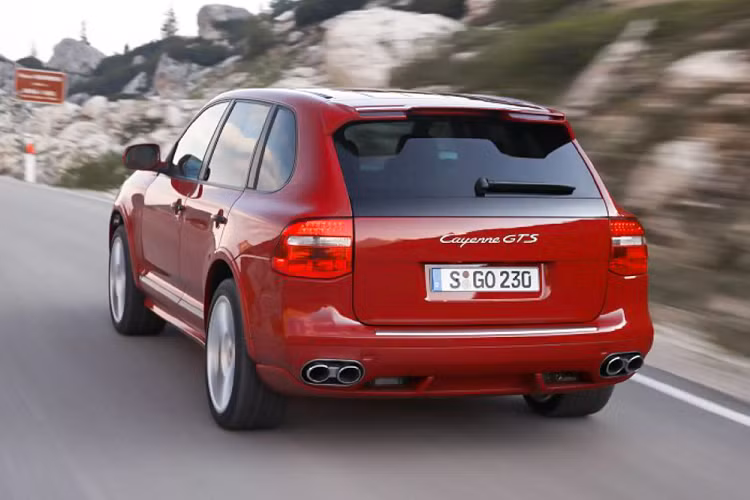 Nếu đang có nhu cầu mua SUV dưới 1 tỷ, bạn sẵn sàng (một chút can đảm) để lựa chọn một chiếc SUV hạng sang như Cayenne GTS đời 2008 này. Tuy nhiên theo nhiều người dùng thì với mức giá ngang tầm, vẫn nên chọn một chiếc Hyundai Tucson mới "đập thùng" sẽ an toàn hơn.