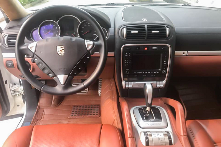 Các trang bị tiêu chuẩn trên Cayenne GTS 2008 bao gồm: hệ thống điều hòa tự động 02 vùng độc lập với bộ lọc không khí micron, kết nối AM / FM / CD / MP3 với 11 loa Bose, điều khiển âm thanh gắn trên vô lăng, điều khiển hành trình, hệ thống định vị, ghế bọc da cao cấp, ghế trước chỉnh điện 12 hướng, có sưởi, đèn pha tự động, túi khí kép phía trước, túi khí bên, túi khí rèm bên,…