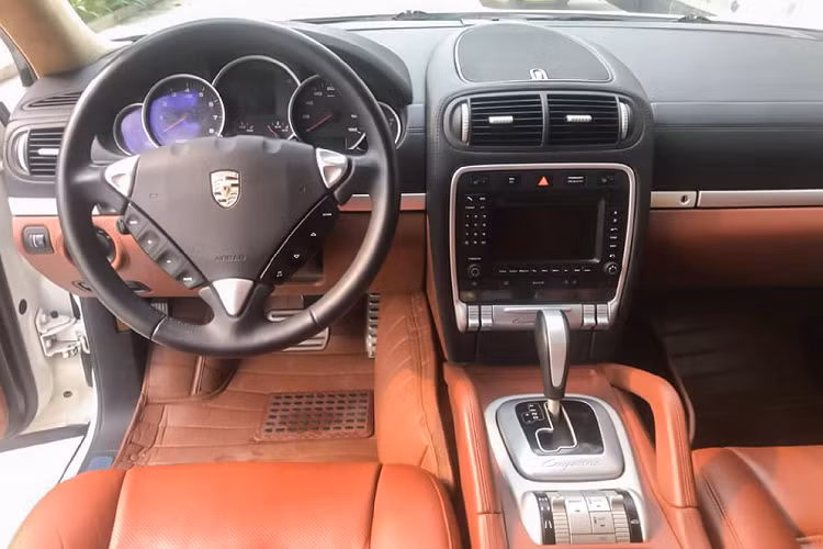 Các trang bị tiêu chuẩn trên Cayenne GTS 2008 bao gồm: hệ thống điều hòa tự động 02 vùng độc lập với bộ lọc không khí micron, kết nối AM / FM / CD / MP3 với 11 loa Bose, điều khiển âm thanh gắn trên vô lăng, điều khiển hành trình, hệ thống định vị, ghế bọc da cao cấp, ghế trước chỉnh điện 12 hướng, có sưởi, đèn pha tự động, túi khí kép phía trước, túi khí bên, túi khí rèm bên,…