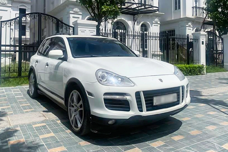 Một chiếc SUV hạng sang Porsche Cayenne cao cấp "GTS’’ đang được rao bán với giá 820 triệu đồng – ngang tầm giá của các mẫu crossover bình dân như: Hyundai Tucson hay Mazda CX-5. Bên dưới nắp ca-pô Cayenne phiên bản GTS đời 2008 được trang bị động cơ V8 dung tích 4.8L cho công suất tối đa 405 mã lực và mô-men xoắn cực đại lên đến 500Nm.