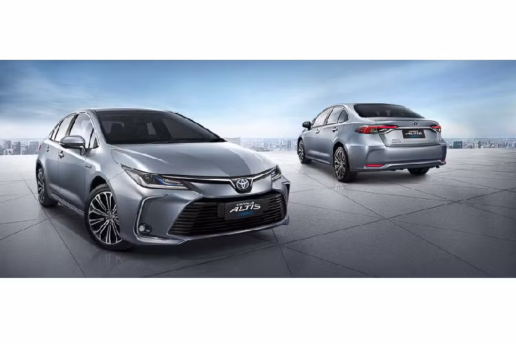 Corolla Altis hoàn toàn mới thuộc thế hệ thứ 12 được Toyota áp dụng nền tảng khung gầm (platform) mới co tên gọi Toyota New Global Architecture (TNGA) GA-C đang được sử dụng trên hai dòng xe Prius và C-HR, nền tảng mới cho phép Corolla Altis cải thiện nhiều về kích thước.