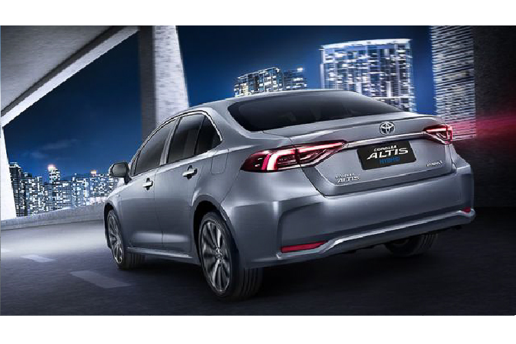 Hãng xe Nhật đã thay thế gói phụ kiện ESport bằng một phiên bản chính thức mang tên GR Sport. Ở bản này, lưới tản nhiệt xe thay đổi, phía dưới dải chrome mỏng là một mảng trang trí ốp bạc, tạo cảm giác thế thao hơn, gợi nhớ tới dòng Camry SE ở Mỹ. Chi thiết trang trí màu bạc này xuất hiện tiếp tục ở cản dưới. Mâm xe ở bản GR Sport cũng thể thao hơn, 17 inch và 7 chấu dày.