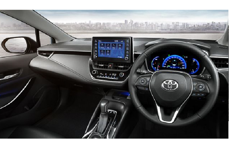 Nội thất Altis Thái không khác gì các phiên bản Corolla thế hệ mới trên thế giới. Ngoài việc hứa hẹn rằng chất liệu nội thất sẽ được cải thiện, Toyota còn trang bị cho Altis nhiều tính năng hữu ích như: màn hình đồng hồ tốc độ kỹ thuật số rộng 7 inch, cửa điều hòa phía sau và màn hình thông tin giải trí cảm ứng 8 inch kết nối Apple CarPlay và Android Auto, màn hình hiển thị kính lái lớn.