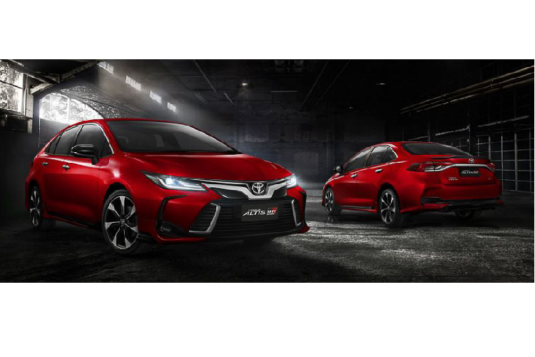 Cụ thể, Altis mới sở hữu kích thước (DxRxC) lần lượt: 4.640 x 1.780 x 1.435 mm. Việc giảm chiều cao là đáng kể so với thế hệ trước giúp Altis mới với có vẻ ngoài năng động hơn. Chiều dài cơ sở vẫn giữ ở mức 2.700 mm và dung tích khoang hành lý 470 lít. So với đối thủ Honda Civic, Altis mới dài hơn 10 mm, rộng hơn 1 mm và cao hơn 19 mm đi cùng với cùng chiều dài cơ sở.