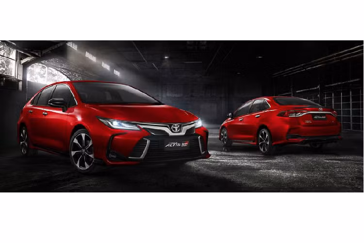 Cụ thể, Altis mới sở hữu kích thước (DxRxC) lần lượt: 4.640 x 1.780 x 1.435 mm. Việc giảm chiều cao là đáng kể so với thế hệ trước giúp Altis mới với có vẻ ngoài năng động hơn. Chiều dài cơ sở vẫn giữ ở mức 2.700 mm và dung tích khoang hành lý 470 lít. So với đối thủ Honda Civic, Altis mới dài hơn 10 mm, rộng hơn 1 mm và cao hơn 19 mm đi cùng với cùng chiều dài cơ sở.