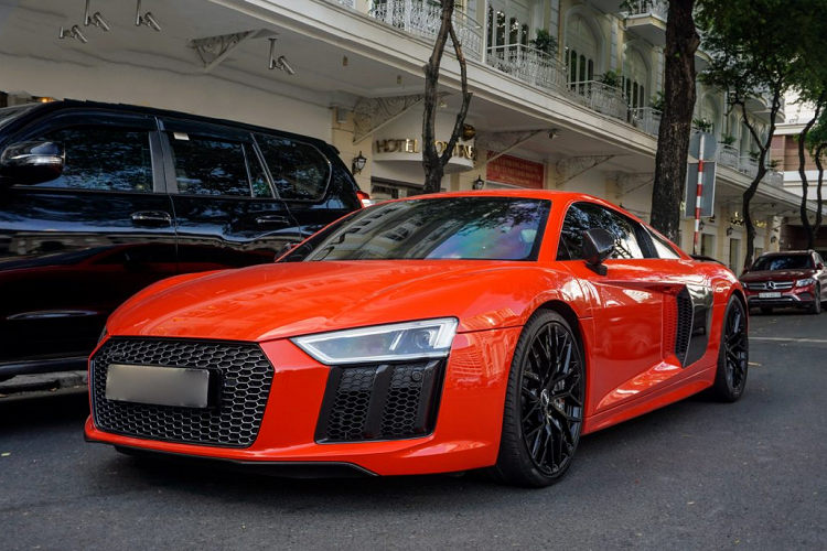 Cuối cùng là mẫu xe SUV hiệu năng cao Mercedes-Benz G63 AMG Edition 1 thuộc sở hữu của trưởng đoàn CarPassion – anh Hứa Hà Phương. Mẫu xe SUV mạnh mẽ này hiện đang tạo nên cơn sốt tại thị trường Việt Nam với hàng loạt xe được đưa về nước theo diện chính hãng và không chính hãng.