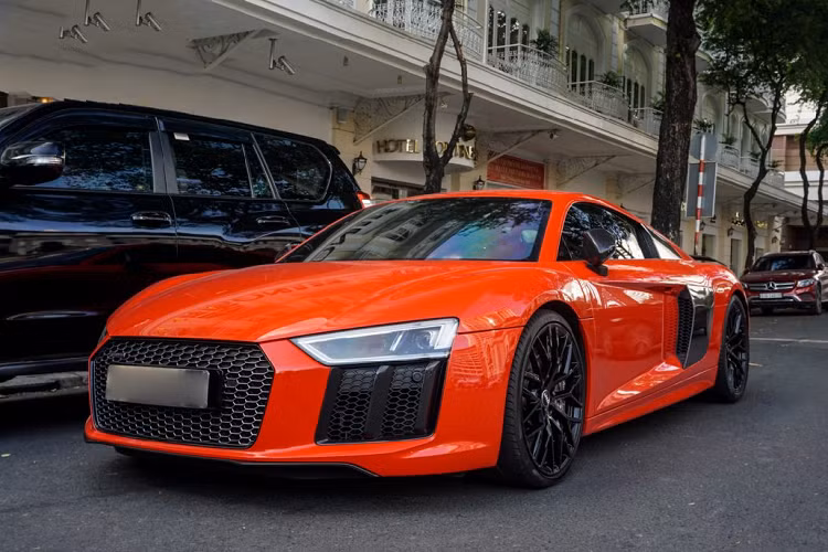 Cuối cùng là mẫu xe SUV hiệu năng cao Mercedes-Benz G63 AMG Edition 1 thuộc sở hữu của trưởng đoàn CarPassion – anh Hứa Hà Phương. Mẫu xe SUV mạnh mẽ này hiện đang tạo nên cơn sốt tại thị trường Việt Nam với hàng loạt xe được đưa về nước theo diện chính hãng và không chính hãng.