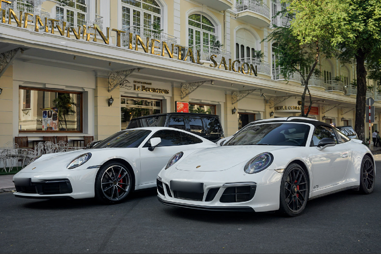 Chiếc siêu xe Audi R8 V10 Plus cũng xuất hiện với sắc đỏ nổi bật, đây chính là chiếc Audi R8 V10 Plus duy nhất được nhập khẩu và phân phối chính hãng tại Việt Nam, xe có giá bán lên đến hơn 13 tỉ đồng và cách đây không lâu vừa được chủ nhân nâng cấp với ống xả hàng hiệu đến từ Capristo.