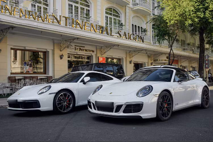 Chiếc siêu xe Audi R8 V10 Plus cũng xuất hiện với sắc đỏ nổi bật, đây chính là chiếc Audi R8 V10 Plus duy nhất được nhập khẩu và phân phối chính hãng tại Việt Nam, xe có giá bán lên đến hơn 13 tỉ đồng và cách đây không lâu vừa được chủ nhân nâng cấp với ống xả hàng hiệu đến từ Capristo.