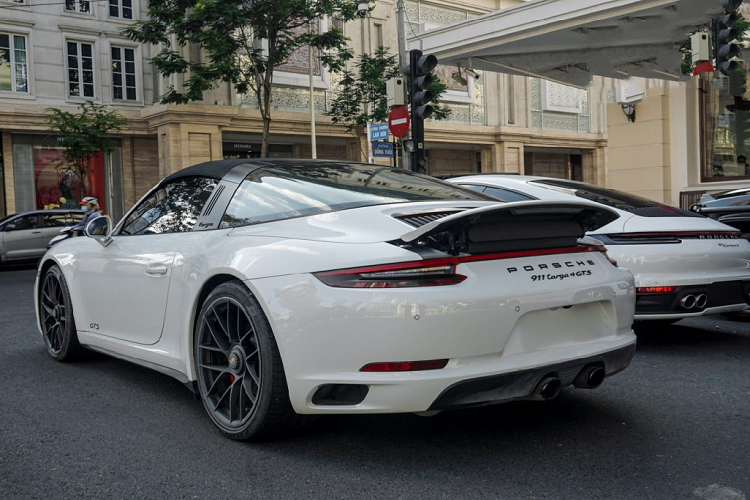 Mẫu siêu xe này được trang bị khối động cơ V10 hút khí tự nhiên, được chia sẻ từ người anh em Lamborghini Huracan có dung tích 5.2 lít và sản sinh công suất cực đại 610 mã lực và mô men xoắn cực đại đạt mức 560 Nm. Xe có khả năng tăng tốc từ 0-100 km/h trong vòng 3,2 giây và có tốc độ tối đa là 330 km/h.