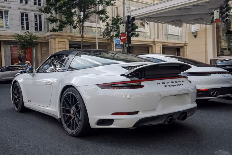 Mẫu siêu xe này được trang bị khối động cơ V10 hút khí tự nhiên, được chia sẻ từ người anh em Lamborghini Huracan có dung tích 5.2 lít và sản sinh công suất cực đại 610 mã lực và mô men xoắn cực đại đạt mức 560 Nm. Xe có khả năng tăng tốc từ 0-100 km/h trong vòng 3,2 giây và có tốc độ tối đa là 330 km/h.