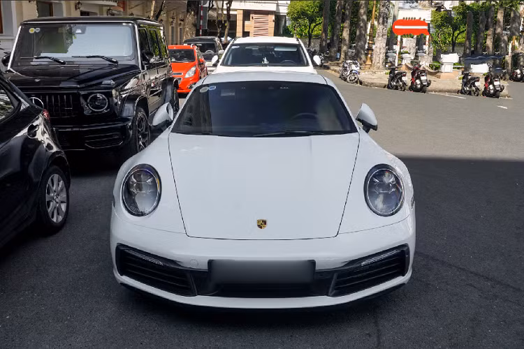 Thế hệ mới nhất của dòng xe Porsche 911 huyền thoại mang trong mình nhiều cải tiến vượt bậc về mặt công nghệ cũng như ngoại hình của xe. Cản trước và cản sau đều được thiết kế lại, cụm đèn chiếu sáng phía trước được trang bị công nghệ LED Matrix hiện đại kết hợp cùng đèn hậu kéo dài ngang qua đuôi xe ấn tượng.