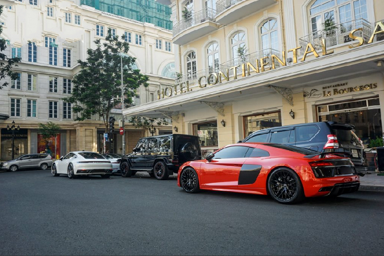 Tâm điểm của hội ngộ chính là chiếc Porsche 911 của Cường Đô la, đây là mẫu 911 Carrera S thế hệ mới vừa được đăng kí biển số chưa lâu. Đây cũng chính là chiếc Porsche thứ 3 trong garage của đại gia siêu xe đình đám này, hai chiếc còn lại là mẫu sedan Panamera và chiếc SUV Cayenne S cùng mang màu trắng tương tự.