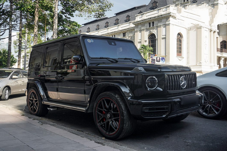 Một chiếc G63 Edition 1 được chào bán với giá hơn 13 tỉ đồng tại các showroom tư nhân, trong khi đó, Mercedes-Benz Việt Nam vừa chính thức giới thiệu đến khách hàng Việt phiên bản G63 AMG 2019 tiêu chuẩn cách đây không lâu với giá niêm yết là 10,6 tỉ đồng. Mercedes-Benz G63 AMG Edition 1 sử dụng khối động cơ V8 tăng áp kép có dung tích 4.0 lít và sản sinh công suất cực đại 577 mã lực.