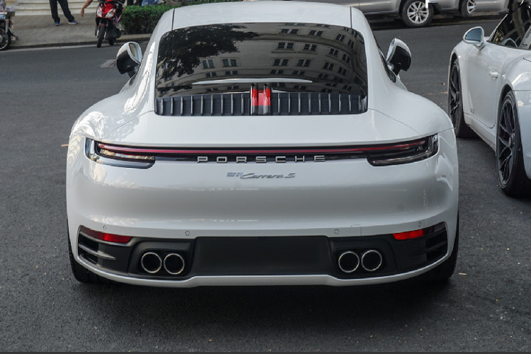 Tại thị trường Việt Nam, Porsche phân phối đến khách hàng 3 phiên bản thuộc dòng Targa trong đó phiên bản Targa 4 GTS là cao cấp nhất với những nâng cấp nổi bật như cản trước, cản sau, bộ mâm đa chấu sơn đen mờ có kích thước 20 inch tương tự như chiếc 911 Turbo S, … 