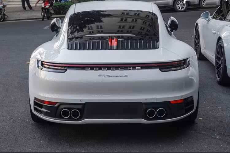 Tại thị trường Việt Nam, Porsche phân phối đến khách hàng 3 phiên bản thuộc dòng Targa trong đó phiên bản Targa 4 GTS là cao cấp nhất với những nâng cấp nổi bật như cản trước, cản sau, bộ mâm đa chấu sơn đen mờ có kích thước 20 inch tương tự như chiếc 911 Turbo S, … 