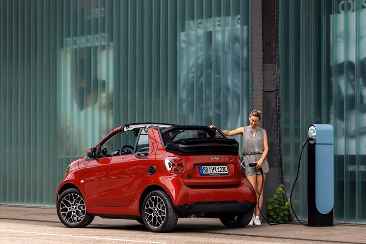 Smart không tiết lộ thông số kỹ thuật chi tiết, ngoại trừ việc công bố phạm vi hoạt động điện của xe là khoảng 159 km. Đây là một con số khá thất vọng, bởi vì với một lần sạc đầy, chiếc xe chỉ có thể đi lại vài vòng trong các đường phố đô thị. Phạm vi 159km chỉ giúp chiếc xe mới nhỉnh hơn một chút so với ForFour trước khi nâng cấp (xe chạy được khoảng 137 - 155 km trên một lần sạc).