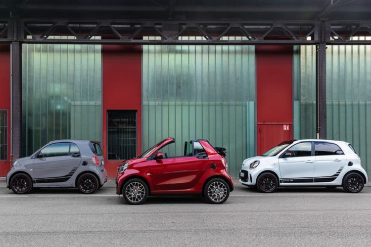 Bước vào bên trong khoang cabin, có khá nhiều sự thay đổi tích cực cần phải nói tới. Đầu tiên và cũng là chi tiết quan trọng nhất, đó chính là hệ thống thông tin giải trí với màn hình kích thước 8 inch mới, hứa hẹn mang tới khả năng kết nối với điện thoại thông minh dễ dàng. Bên cạnh đó, giao diện của hệ thống giải trí trên bộ đôi EQ ForTwo và EQ ForFour mới cũng được đánh giá cao bởi sự trực quan và dễ sử dụng hơn.