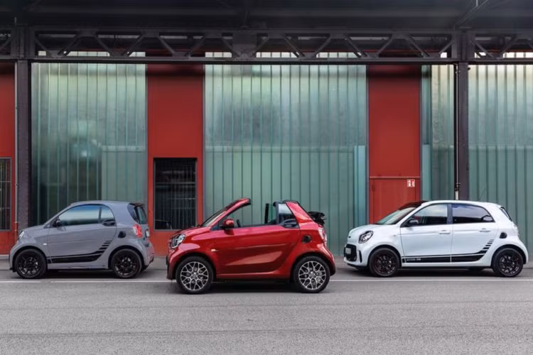 Bước vào bên trong khoang cabin, có khá nhiều sự thay đổi tích cực cần phải nói tới. Đầu tiên và cũng là chi tiết quan trọng nhất, đó chính là hệ thống thông tin giải trí với màn hình kích thước 8 inch mới, hứa hẹn mang tới khả năng kết nối với điện thoại thông minh dễ dàng. Bên cạnh đó, giao diện của hệ thống giải trí trên bộ đôi EQ ForTwo và EQ ForFour mới cũng được đánh giá cao bởi sự trực quan và dễ sử dụng hơn.