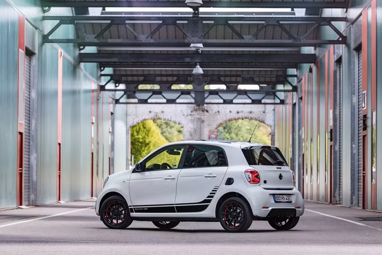 Hãng Smart cho biết, nếu không sử dụng bộ sạc nhanh, quá trình sạc pin của xe sẽ mất khá nhiều thời gian. Những khách hàng đang sử dụng loại ổ cắm 230V có thể sẽ mất tới hơn 3 tiếng rưỡi để sạc đầy pin của xe. Trước đó, vào đầu năm 2019, hãng mẹ Daimler đã bán đi 50% cổ phần của Smart cho Geely để thành lập một liên doanh mới. Thế hệ tiếp theo của các mẫu xe Smart dự kiến sẽ xuất hiện vào năm 2022.