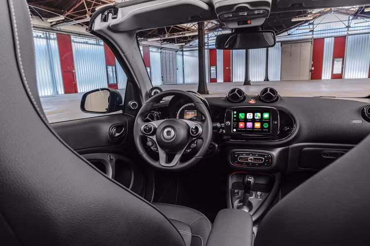 Tuy sở hữu ngoại hình nhỏ gọn nhưng bộ đôi EQ ForTwo và EQ ForFour lại được thiết kế khá nhiều các không gian chứa đồ nhỏ. Hãng xe ôtô Smart cho biết, những khoang chứa đồ này đủ lớn và rộng rãi để chủ nhân có thể chứa được nhiều phụ kiện thường dùng như điện thoại, các khay để cốc... chúng đều có thể tháo rời khá linh hoạt.