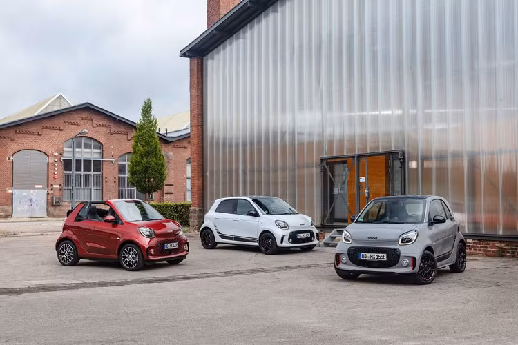 Chuẩn bị ra mắt tại Triển lãm ôtô Frankfurt vào ngày 10/9 tới, các mẫu xe ôtô điện Smart EQ ForTwo và EQ ForFour được thiết kế với cảm hứng dựa trên bản concept ForEase và ForEase +. Nhìn từ phía trước, bộ đôi xe điện mới của Smart mang tới một diện mạo đầy hấp dẫn với bộ lưới tản nhiệt hình tổ ong nổi bật. Kết hợp với đó còn là hệ thống đèn pha LED có thiết kế khá cầu kỳ cùng và khe hút gió theo dạng dọc đặt bên hông. Những thay đổi từ phía bên hông xe là không quá rõ rệt.