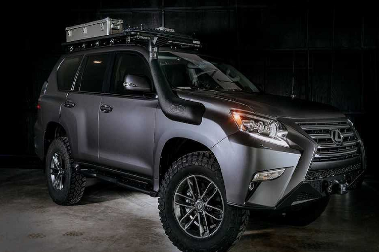 Trong phân khúc, mẫu xe SUV hạng sang Lexus GX được đánh giá là đặc biệt. Không chỉ có tuổi đời tới nay đã tròn 10 năm, nó còn là mẫu xe duy nhất được trang bị cấu trúc khung hình thang body-on-frame, cũng như hệ dẫn động 4 bánh bán phần có khả năng gài cầu linh hoạt của những chiếc SUV truyền thống.