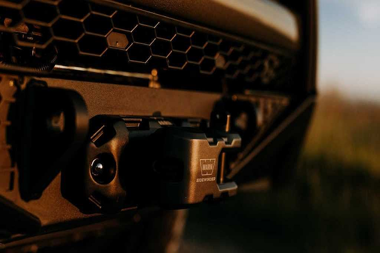 Bắt đầu từ phía trước, Lexus đã cưa bớt một phần dưới của cản để có thể lắp ba-đờ-sốc cứng cáp của CBI, tích hợp thêm bộ tời Warn 9.5 XPS để kéo chiếc xe ra khỏi bùn lầy một cách dễ dàng.