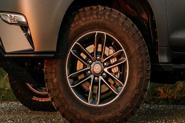 Nằm ở phía trên nắp ca-pô là một ống thở Safari nhằm chống nước lọt vào máy khi xe lội nước, bên còn lại là ăng-ten thu phát của bộ đàm ICOM 5100A với tầm hoạt động xa.