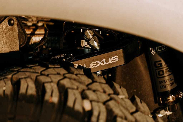 Trên mui xe, Lexus không quên gắn thêm một baga EEZI-AWN K9 chở đồ lớn, đồng thời là điểm bắt bộ đèn LED bar chiếu sáng tăng cường Rigid có chiều dài lên tới 1,27m.