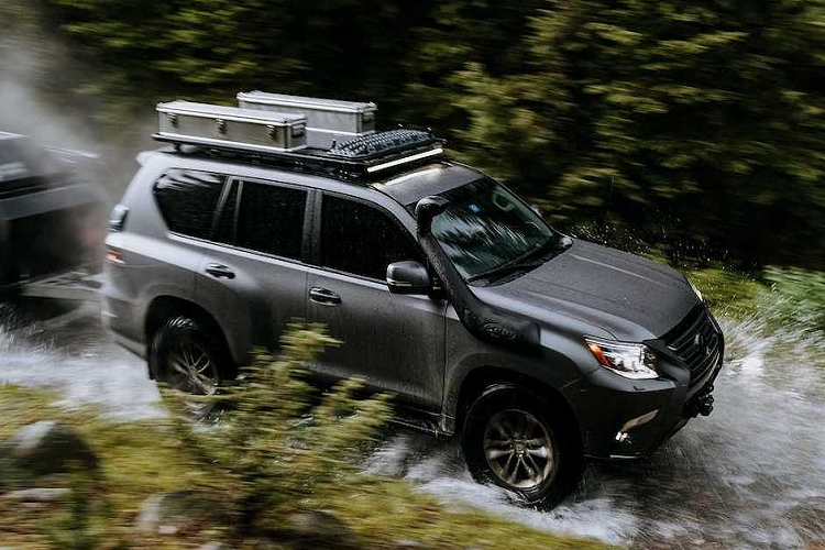 Kết nối với các bánh xe là hệ thống treo của ICON với các tay đòn và khớp CNC siêu bền. Toàn bộ phần dưới gầm xe đều được bảo vệ bởi các tấm chắn CBI.